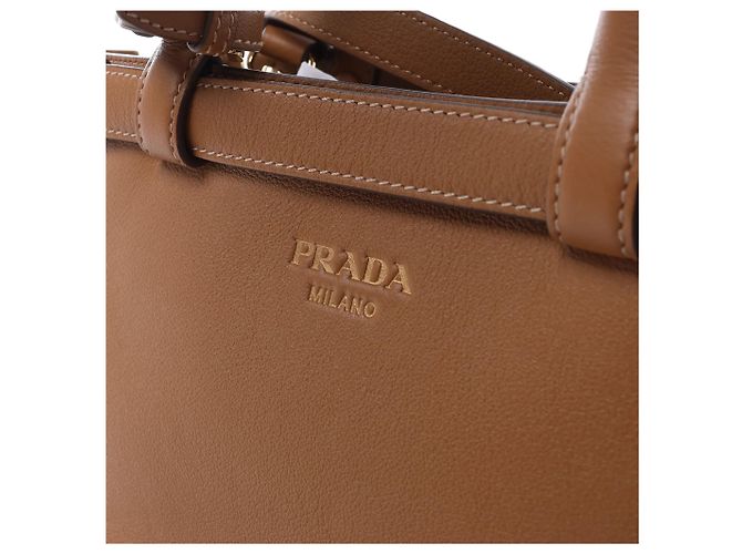 mala de mão 2Way Small em couro granulado macio com fivela Prada, Brown 1BA418 Marrom - vista 12