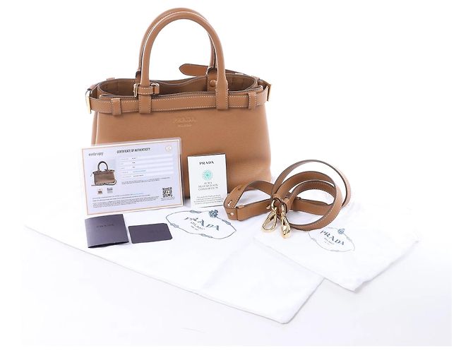 mala de mão 2Way Small em couro granulado macio com fivela Prada, Brown 1BA418 Marrom - vista 14