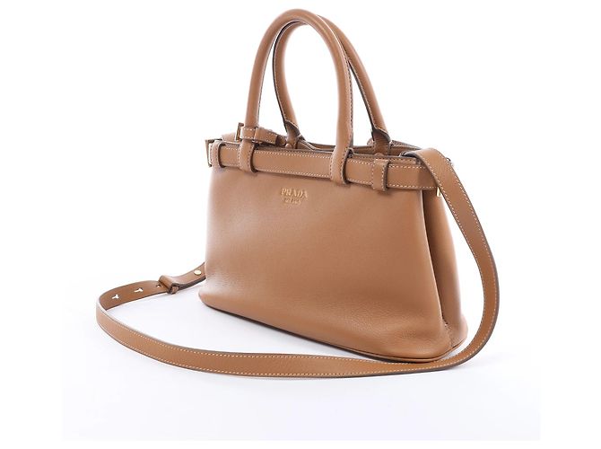 mala de mão 2Way Small em couro granulado macio com fivela Prada, Brown 1BA418 Marrom - vista 2