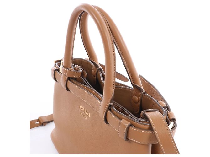 mala de mão 2Way Small em couro granulado macio com fivela Prada, Brown 1BA418 Marrom - vista 3