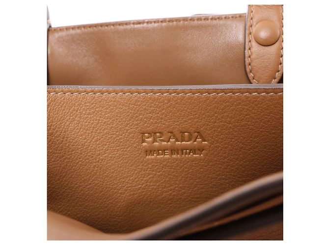 mala de mão 2Way Small em couro granulado macio com fivela Prada, Brown 1BA418 Marrom - vista 8