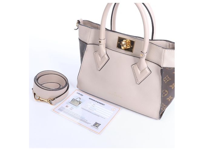 Louis Vuitton On My Side PM Monogram x Leather in Beige×Brown M57729 - vista 11