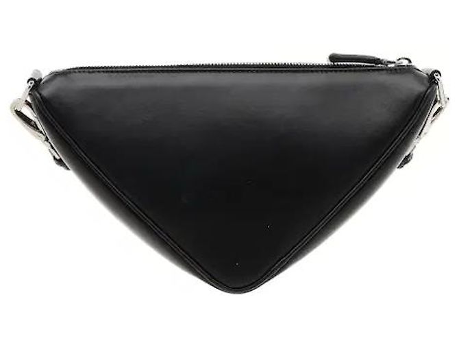La silhouette iconica del logo triangolare di Prada è reinterpretata in chiave moderna per un design tridimensionale e sensuale. Realizzato in un materiale leggero ma estremamente resistente, è immune ai graffi quotidiani. - vista 2
