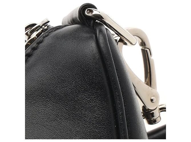 La silhouette iconica del logo triangolare di Prada è reinterpretata in chiave moderna per un design tridimensionale e sensuale. Realizzato in un materiale leggero ma estremamente resistente, è immune ai graffi quotidiani. - vista 4