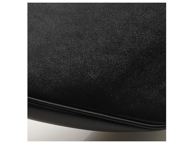 La silhouette iconica del logo triangolare di Prada è reinterpretata in chiave moderna per un design tridimensionale e sensuale. Realizzato in un materiale leggero ma estremamente resistente, è immune ai graffi quotidiani. - vista 5