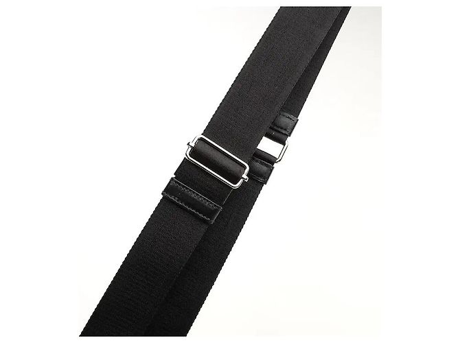 La silhouette iconica del logo triangolare di Prada è reinterpretata in chiave moderna per un design tridimensionale e sensuale. Realizzato in un materiale leggero ma estremamente resistente, è immune ai graffi quotidiani. - vista 7