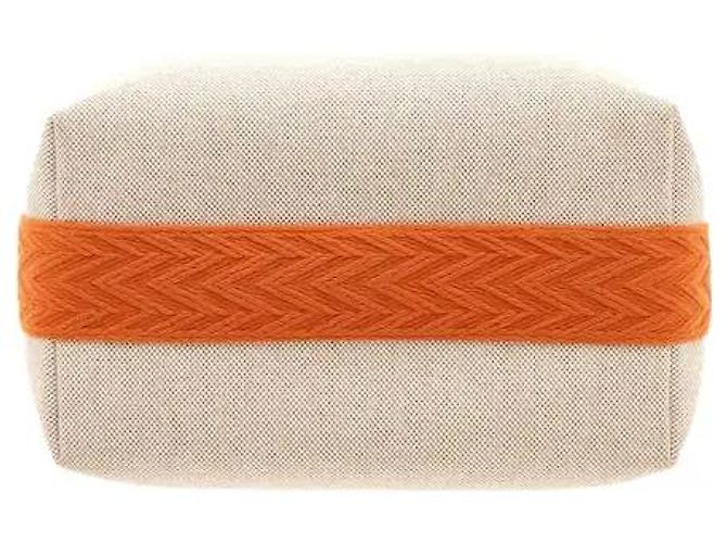 Hermès Realizzato in robusto materiale canvas, questo modello vanta una durabilità pratica e un'elevata resistenza alle macchie e agli sfregamenti quotidiani. Sotto forma di piccola pochette, è ottimizzato per riporre oggetti leggeri, e il Bianco - vista 3