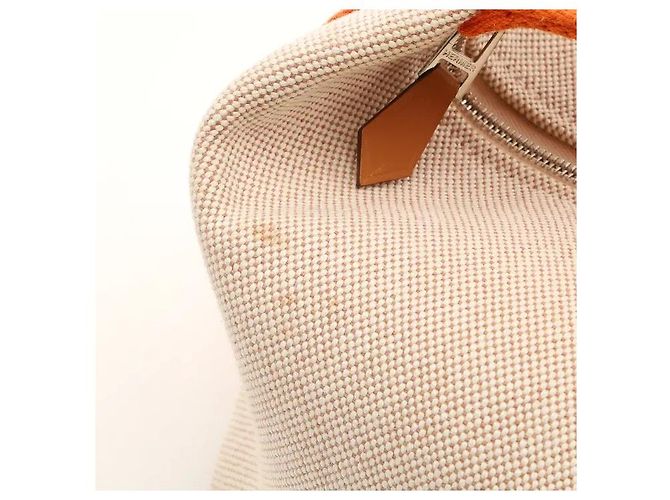 Hermès Realizzato in robusto materiale canvas, questo modello vanta una durabilità pratica e un'elevata resistenza alle macchie e agli sfregamenti quotidiani. Sotto forma di piccola pochette, è ottimizzato per riporre oggetti leggeri, e il Bianco - vista 4