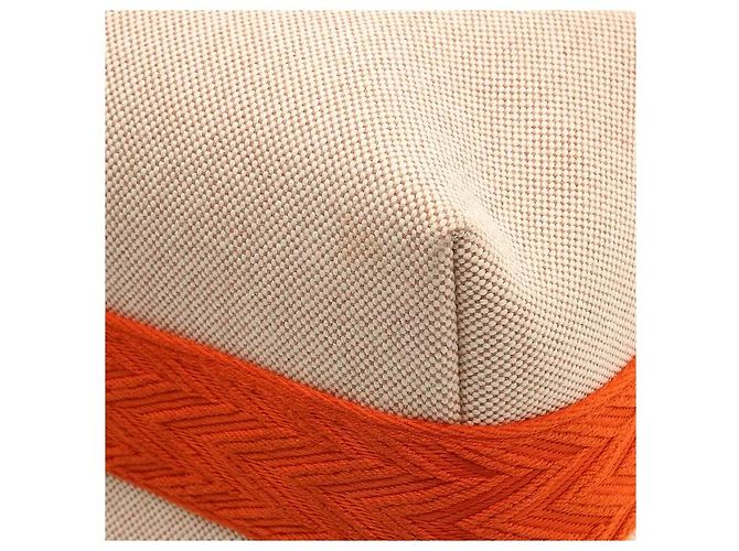 Hermès Realizzato in robusto materiale canvas, questo modello vanta una durabilità pratica e un'elevata resistenza alle macchie e agli sfregamenti quotidiani. Sotto forma di piccola pochette, è ottimizzato per riporre oggetti leggeri, e il Bianco - vista 5