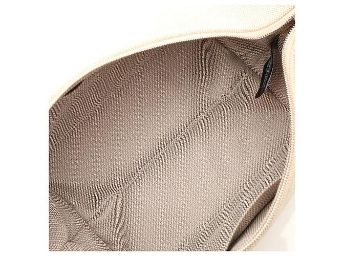 Hermès Realizzato in robusto materiale canvas, questo modello vanta una durabilità pratica e un'elevata resistenza alle macchie e agli sfregamenti quotidiani. Sotto forma di piccola pochette, è ottimizzato per riporre oggetti leggeri, e il Bianco - vista 6