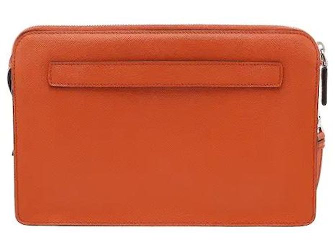 Prada Realizzato in pelle Saffiano altamente resistente, questo modello offre un'eccezionale resistenza a macchie e graffi, e la sua caratteristica trama a incrocio conferisce un tocco di lusso. Il suo design slim e minimalista - vista 2