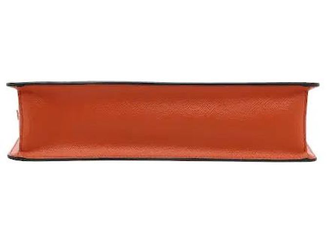 Prada Realizzato in pelle Saffiano altamente resistente, questo modello offre un'eccezionale resistenza a macchie e graffi, e la sua caratteristica trama a incrocio conferisce un tocco di lusso. Il suo design slim e minimalista - vista 3