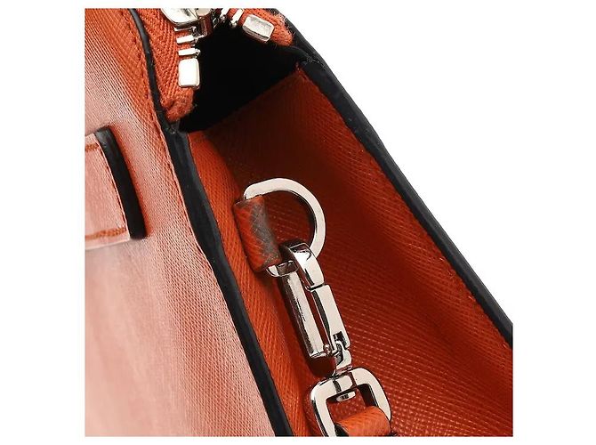 Prada Realizzato in pelle Saffiano altamente resistente, questo modello offre un'eccezionale resistenza a macchie e graffi, e la sua caratteristica trama a incrocio conferisce un tocco di lusso. Il suo design slim e minimalista - vista 4