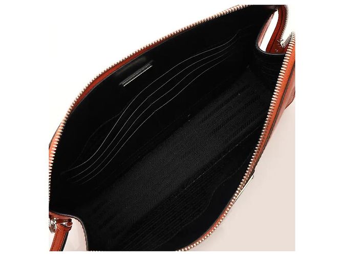 Prada Realizzato in pelle Saffiano altamente resistente, questo modello offre un'eccezionale resistenza a macchie e graffi, e la sua caratteristica trama a incrocio conferisce un tocco di lusso. Il suo design slim e minimalista - vista 5