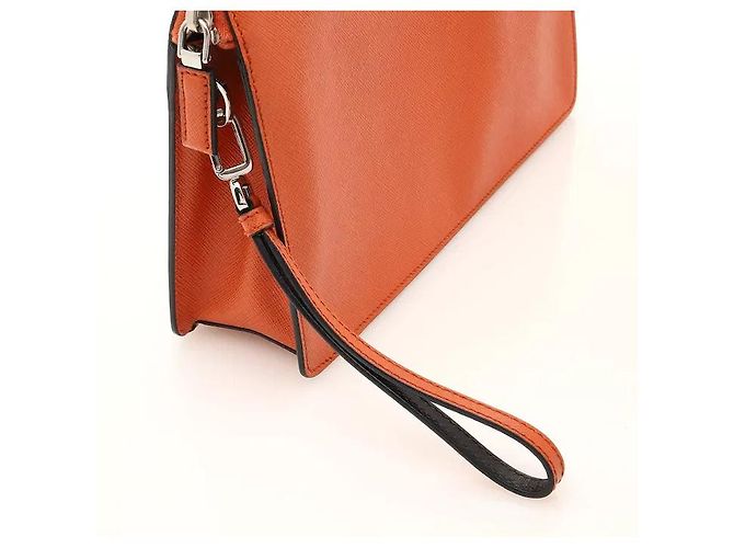 Prada Realizzato in pelle Saffiano altamente resistente, questo modello offre un'eccezionale resistenza a macchie e graffi, e la sua caratteristica trama a incrocio conferisce un tocco di lusso. Il suo design slim e minimalista - vista 6