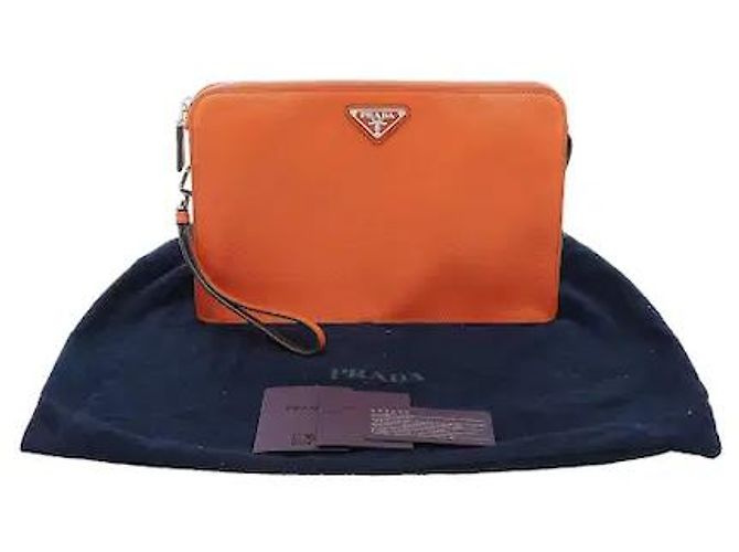 Prada Realizzato in pelle Saffiano altamente resistente, questo modello offre un'eccezionale resistenza a macchie e graffi, e la sua caratteristica trama a incrocio conferisce un tocco di lusso. Il suo design slim e minimalista - vista 7