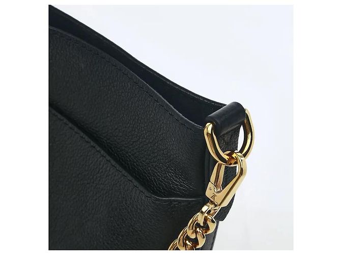 Louis Vuitton O material de couro macio e resistente harmoniza-se com o fecho icónico para uma sensibilidade sofisticada, mas moderna. Os pertences podem ser guardados de forma eficiente no interior da generosa silhueta de saco bucket, e - vista 3
