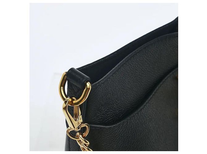 Louis Vuitton O material de couro macio e resistente harmoniza-se com o fecho icónico para uma sensibilidade sofisticada, mas moderna. Os pertences podem ser guardados de forma eficiente no interior da generosa silhueta de saco bucket, e - vista 4
