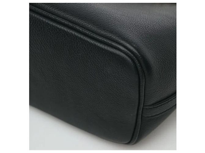 Louis Vuitton O material de couro macio e resistente harmoniza-se com o fecho icónico para uma sensibilidade sofisticada, mas moderna. Os pertences podem ser guardados de forma eficiente no interior da generosa silhueta de saco bucket, e - vista 5