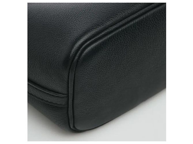 Louis Vuitton O material de couro macio e resistente harmoniza-se com o fecho icónico para uma sensibilidade sofisticada, mas moderna. Os pertences podem ser guardados de forma eficiente no interior da generosa silhueta de saco bucket, e - vista 6