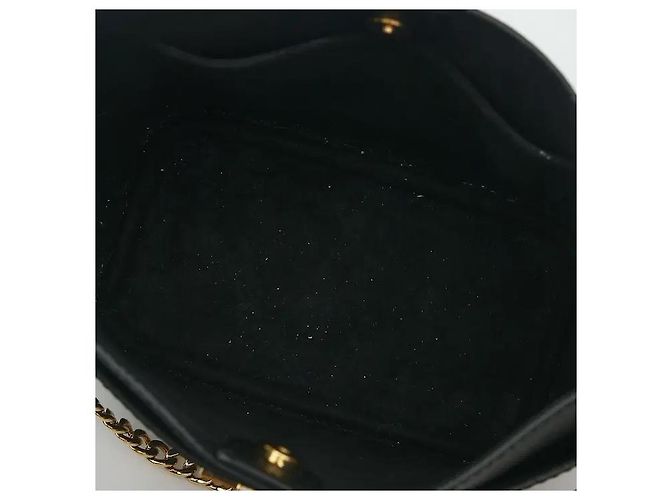 Louis Vuitton O material de couro macio e resistente harmoniza-se com o fecho icónico para uma sensibilidade sofisticada, mas moderna. Os pertences podem ser guardados de forma eficiente no interior da generosa silhueta de saco bucket, e - vista 7
