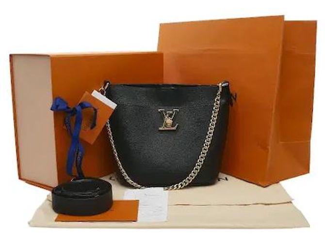 Louis Vuitton O material de couro macio e resistente harmoniza-se com o fecho icónico para uma sensibilidade sofisticada, mas moderna. Os pertences podem ser guardados de forma eficiente no interior da generosa silhueta de saco bucket, e - vista 9