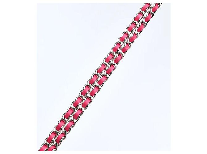 Timeless Uma mini mala tiracolo que transmite um ambiente sofisticado através da harmonia da sofisticada pega superior em metal da Chanel e da icónica alça de corrente. Fabricada num material de pele flexível mas resistente, apresenta Rosa - vista 10