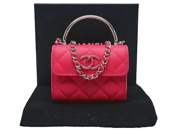 Timeless Uma mini mala tiracolo que transmite um ambiente sofisticado através da harmonia da sofisticada pega superior em metal da Chanel e da icónica alça de corrente. Fabricada num material de pele flexível mas resistente, apresenta Rosa - vista 11