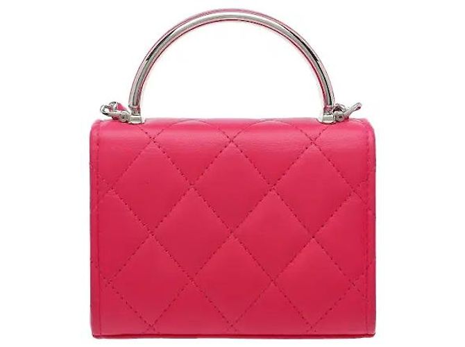 Timeless Uma mini mala tiracolo que transmite um ambiente sofisticado através da harmonia da sofisticada pega superior em metal da Chanel e da icónica alça de corrente. Fabricada num material de pele flexível mas resistente, apresenta Rosa - vista 2