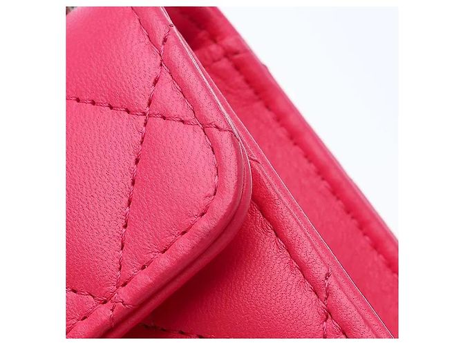 Timeless Uma mini mala tiracolo que transmite um ambiente sofisticado através da harmonia da sofisticada pega superior em metal da Chanel e da icónica alça de corrente. Fabricada num material de pele flexível mas resistente, apresenta Rosa - vista 3
