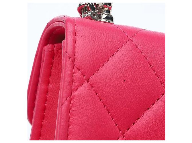 Timeless Uma mini mala tiracolo que transmite um ambiente sofisticado através da harmonia da sofisticada pega superior em metal da Chanel e da icónica alça de corrente. Fabricada num material de pele flexível mas resistente, apresenta Rosa - vista 4