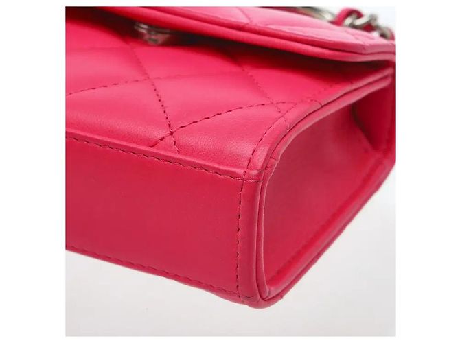 Timeless Uma mini mala tiracolo que transmite um ambiente sofisticado através da harmonia da sofisticada pega superior em metal da Chanel e da icónica alça de corrente. Fabricada num material de pele flexível mas resistente, apresenta Rosa - vista 5