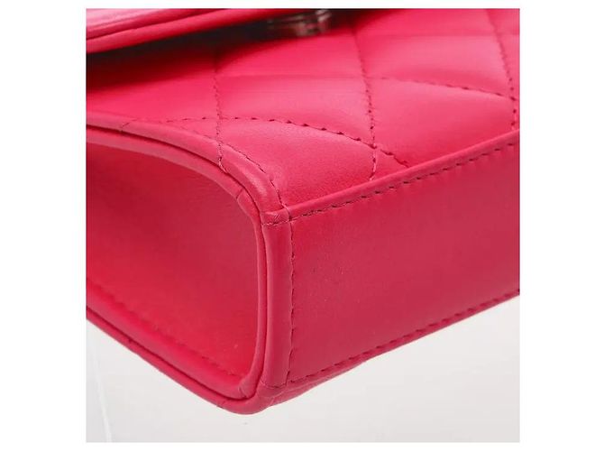 Timeless Uma mini mala tiracolo que transmite um ambiente sofisticado através da harmonia da sofisticada pega superior em metal da Chanel e da icónica alça de corrente. Fabricada num material de pele flexível mas resistente, apresenta Rosa - vista 6