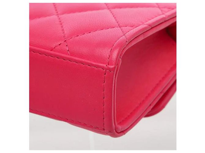 Timeless Uma mini mala tiracolo que transmite um ambiente sofisticado através da harmonia da sofisticada pega superior em metal da Chanel e da icónica alça de corrente. Fabricada num material de pele flexível mas resistente, apresenta Rosa - vista 7