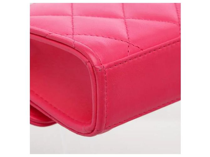 Timeless Uma mini mala tiracolo que transmite um ambiente sofisticado através da harmonia da sofisticada pega superior em metal da Chanel e da icónica alça de corrente. Fabricada num material de pele flexível mas resistente, apresenta Rosa - vista 8