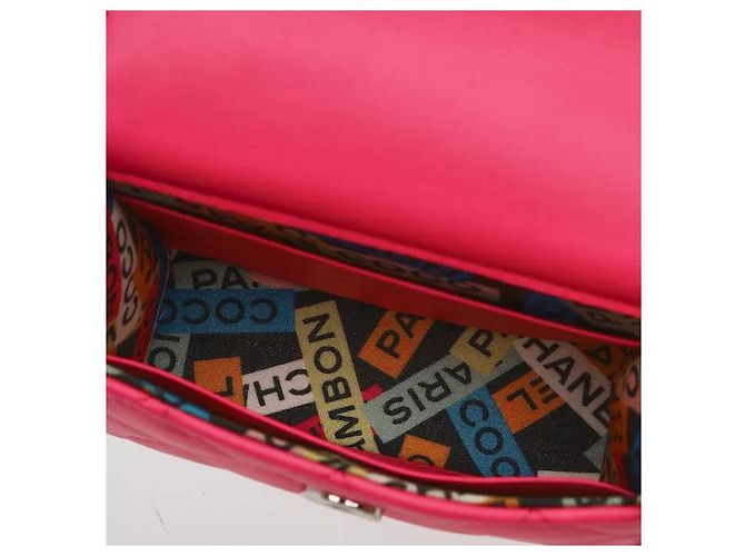 Timeless Uma mini mala tiracolo que transmite um ambiente sofisticado através da harmonia da sofisticada pega superior em metal da Chanel e da icónica alça de corrente. Fabricada num material de pele flexível mas resistente, apresenta Rosa - vista 9