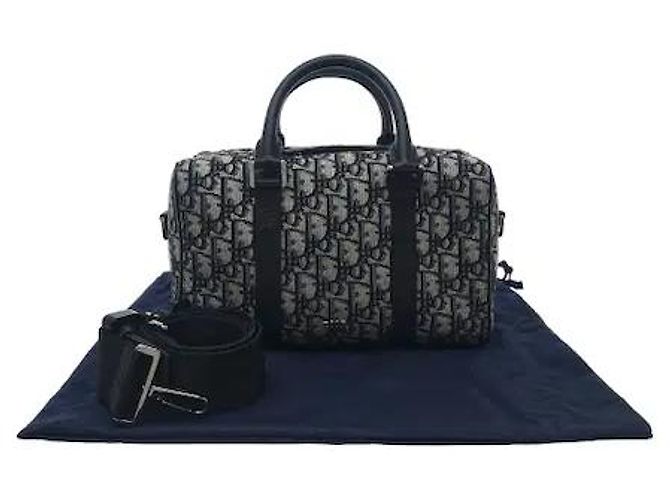 Christian Dior O clássico padrão jacquard Oblique da Dior harmoniza-se com acabamentos em couro flexível para completar uma silhueta sofisticada e sensual. Fabricado em material de lona altamente durável, é resistente a riscos, - vista 11