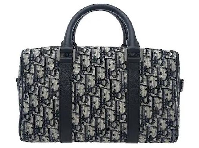 Christian Dior O clássico padrão jacquard Oblique da Dior harmoniza-se com acabamentos em couro flexível para completar uma silhueta sofisticada e sensual. Fabricado em material de lona altamente durável, é resistente a riscos, - vista 2