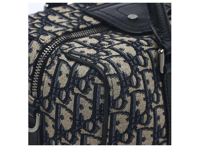Christian Dior O clássico padrão jacquard Oblique da Dior harmoniza-se com acabamentos em couro flexível para completar uma silhueta sofisticada e sensual. Fabricado em material de lona altamente durável, é resistente a riscos, - vista 3