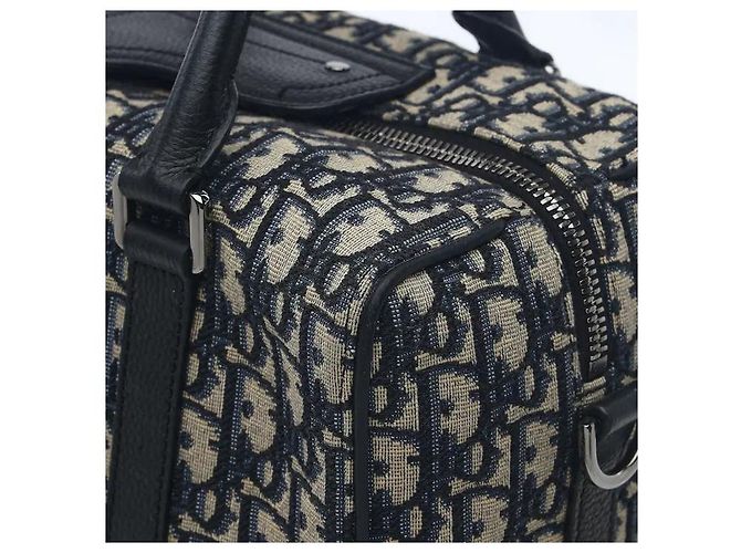 Christian Dior O clássico padrão jacquard Oblique da Dior harmoniza-se com acabamentos em couro flexível para completar uma silhueta sofisticada e sensual. Fabricado em material de lona altamente durável, é resistente a riscos, - vista 4