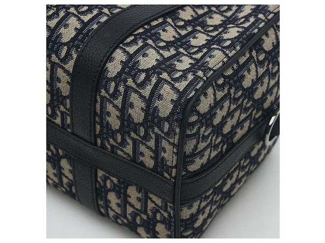 Christian Dior O clássico padrão jacquard Oblique da Dior harmoniza-se com acabamentos em couro flexível para completar uma silhueta sofisticada e sensual. Fabricado em material de lona altamente durável, é resistente a riscos, - vista 5