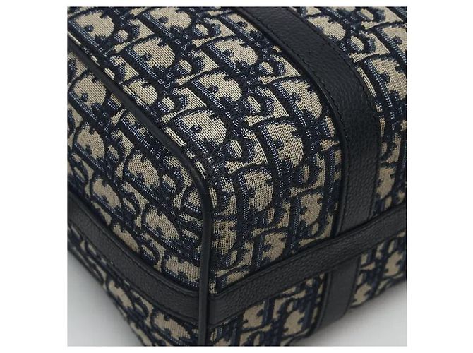 Christian Dior O clássico padrão jacquard Oblique da Dior harmoniza-se com acabamentos em couro flexível para completar uma silhueta sofisticada e sensual. Fabricado em material de lona altamente durável, é resistente a riscos, - vista 6