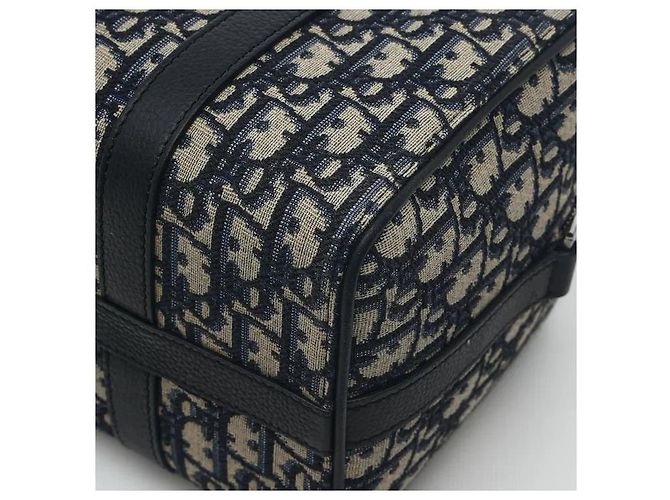 Christian Dior O clássico padrão jacquard Oblique da Dior harmoniza-se com acabamentos em couro flexível para completar uma silhueta sofisticada e sensual. Fabricado em material de lona altamente durável, é resistente a riscos, - vista 7