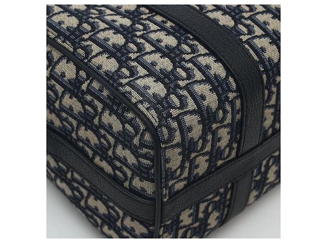 Christian Dior O clássico padrão jacquard Oblique da Dior harmoniza-se com acabamentos em couro flexível para completar uma silhueta sofisticada e sensual. Fabricado em material de lona altamente durável, é resistente a riscos, - vista 8