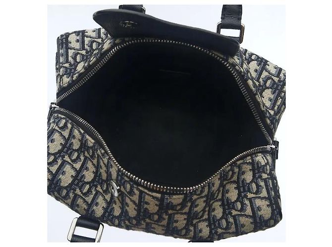 Christian Dior O clássico padrão jacquard Oblique da Dior harmoniza-se com acabamentos em couro flexível para completar uma silhueta sofisticada e sensual. Fabricado em material de lona altamente durável, é resistente a riscos, - vista 9