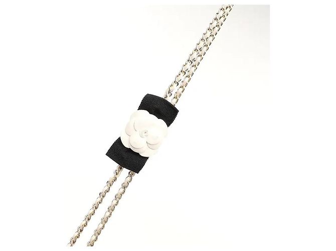Chanel Un modello Wallet on Chain che completa una silhouette sofisticata utilizzando pelle di agnello soft-touch. Combinando le funzioni di portafoglio e borsa, all'interno sono configurati ampi scomparti per carte e tasche, - vista 10