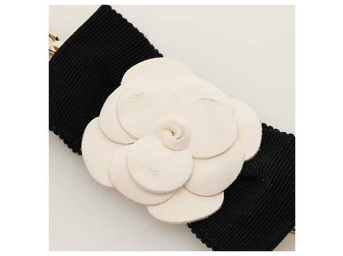 Chanel Un modello Wallet on Chain che completa una silhouette sofisticata utilizzando pelle di agnello soft-touch. Combinando le funzioni di portafoglio e borsa, all'interno sono configurati ampi scomparti per carte e tasche, - vista 11