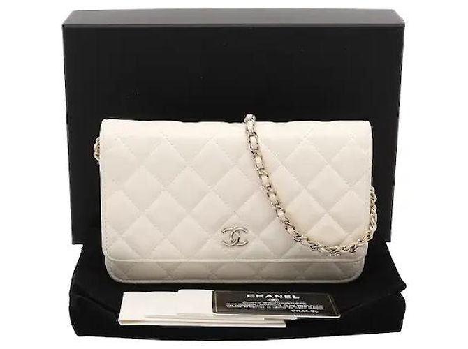 Chanel Un modello Wallet on Chain che completa una silhouette sofisticata utilizzando pelle di agnello soft-touch. Combinando le funzioni di portafoglio e borsa, all'interno sono configurati ampi scomparti per carte e tasche, - vista 12