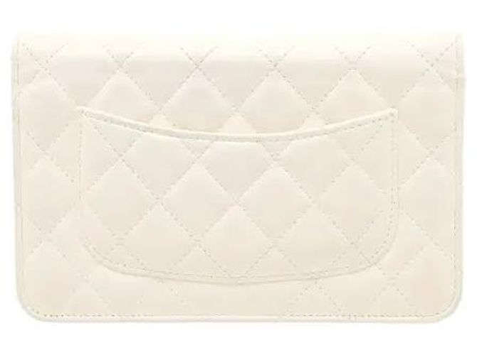 Chanel Un modello Wallet on Chain che completa una silhouette sofisticata utilizzando pelle di agnello soft-touch. Combinando le funzioni di portafoglio e borsa, all'interno sono configurati ampi scomparti per carte e tasche, - vista 2