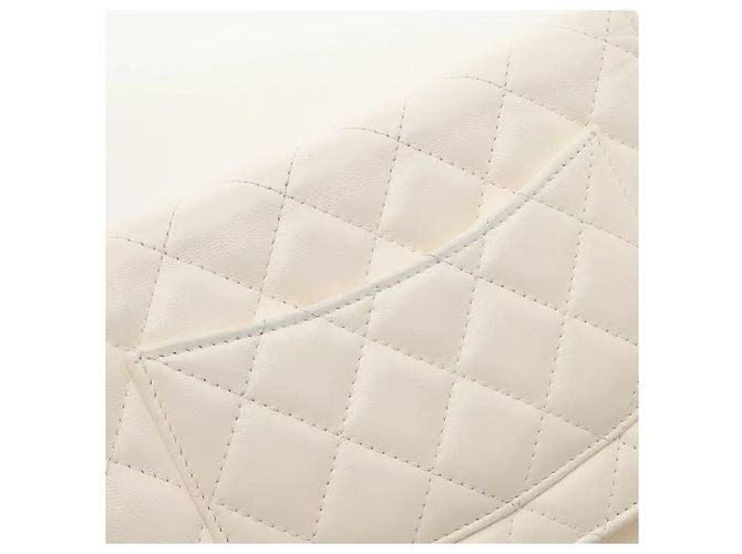 Chanel Un modello Wallet on Chain che completa una silhouette sofisticata utilizzando pelle di agnello soft-touch. Combinando le funzioni di portafoglio e borsa, all'interno sono configurati ampi scomparti per carte e tasche, - vista 3